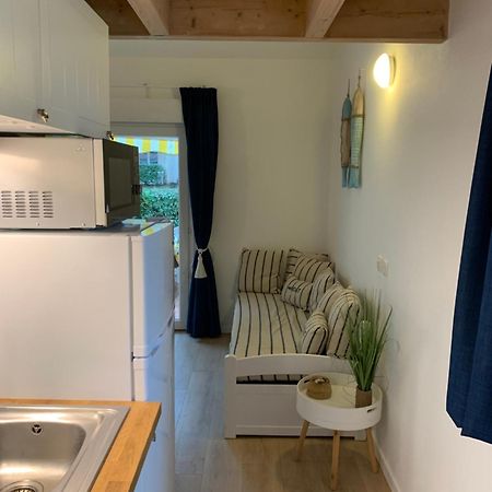 Maisonnette avec Piscine: Cozy Beachside Retreat Saint-Georges-d'Oleron Exterior photo