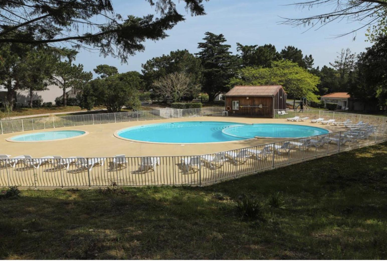 Maisonnette avec Piscine: Cozy Beachside Retreat Saint-Georges-d'Oleron Exterior photo